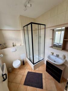 Koupelna v ubytování Moderne Wohnung Bitterfeld + 15 fotografií