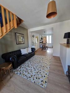 Χώρος καθιστικού στο Au P'tit Bouchon - free parking - duplex