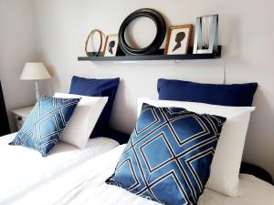 Ένα ή περισσότερα κρεβάτια σε δωμάτιο στο Les Chambres d'Hôtes du Parc +9 φωτογραφίες