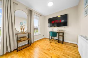 a living room with a table and a mirror at Modern 5 Bedroom Townhouse with Free Parking in Glasgow