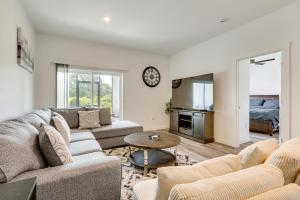 O bucătărie sau chicinetă la Lehigh Acres Family Getaway with Lanai and Golf Nearby