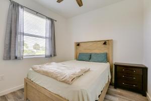 Un pat sau paturi într-o cameră la Lehigh Acres Family Getaway with Lanai and Golf Nearby