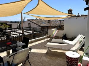 a patio with chairs and tables on a balcony at Villa Colonia in Campofilone