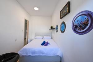 ティベリアにあるנופש נוי - דירת אירוח מושלמת בלב טבריהのベッドルーム1室(ベッド1台、壁掛け鏡付)