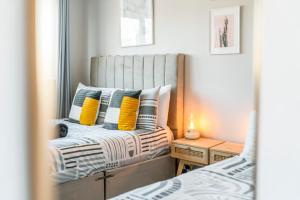 una camera da letto con due letti e uno specchio di Quirky, Family Home in Glasgow a Cardonald