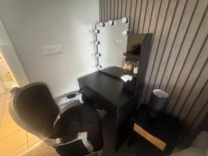 een bureau en een stoel in een kamer bij 2 Bedroom Apartment - Henry St Central Liverpool in Liverpool
