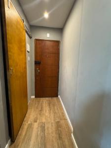 pasillo con puerta de madera y suelo de madera en Studio CARIOCA, en Río de Janeiro 1 foto más