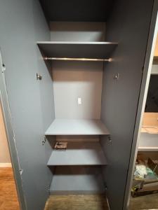 un vestidor con paredes y estanterías grises en Studio CARIOCA, en Río de Janeiro