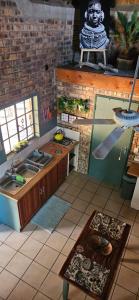 una cocina con fregadero y encimera en Cottage On Naboom, en Marloth Park