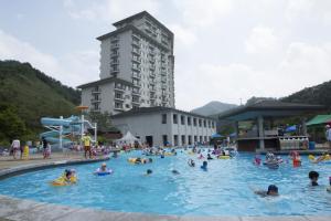 a group of people in a pool at a water park at Elysian Gangchon Resort in Chuncheon