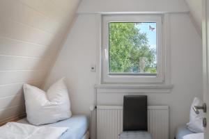 a small room with a window and a couch at Haus Lotte in Wittmund