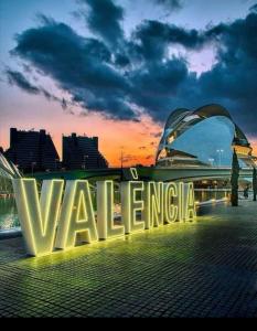 duży znak z napisem „agencja Varne” przed miastem w obiekcie Habitacion cerca a Ciudad de las Artes y las Ciencias w Walencji +3 zdjęcia