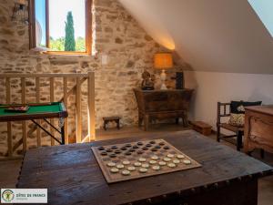 una camera con una scacchiera su un tavolo di legno di Le Pigeonnier du Mas de Salles a Lugan