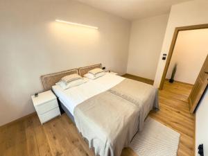 a bedroom with a large bed with white sheets and pillows at Dom w Nowym Sztynorcie in Sztynort +22 photos