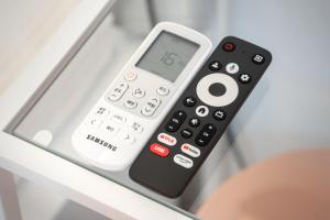 Un control remoto sobre una mesa en Seoul Cozy Hostel, en Seúl