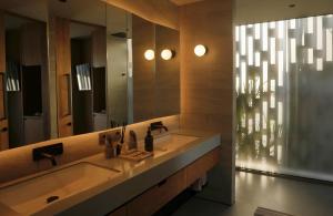 BASK Gili Meno في غيلي مينو: حمام مع حوض ومرآة كبيرة