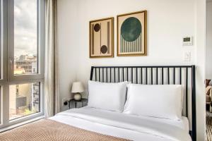 a bedroom with a bed and a window at Blueground Boerum Hill rooftop nr Brooklyn Bridge NYC-1880 in Brooklyn