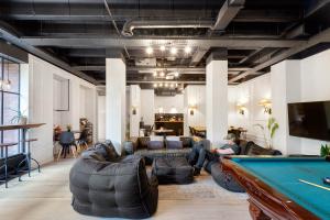 un soggiorno con divani e tavolo da biliardo di Hounslow Central Studio Aparments a Hounslow