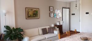 Χώρος καθιστικού στο CASETTA MIRAVIGNA cozy flat with garden in Franciacorta & Iseo Lake