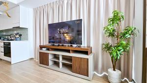 Μια τηλεόραση ή/και κέντρο ψυχαγωγίας στο Mayan Breeze Studio with Balcony in Yas Island