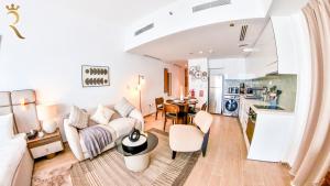 Η κουζίνα ή μικρή κουζίνα στο Mayan Breeze Studio with Balcony in Yas Island