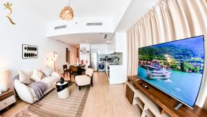 Μια τηλεόραση ή/και κέντρο ψυχαγωγίας στο Mayan Breeze Studio with Balcony in Yas Island +44 φωτογραφίες