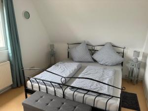 a bed with pillows on it in a room at Wilhelm-Raabe-Herberge in Eschershausen