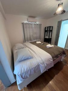 3 quartos a 400m do metro Ana Rosa في ساو باولو: غرفة نوم مع سرير كبير مع اللوح الأمامي المعدني