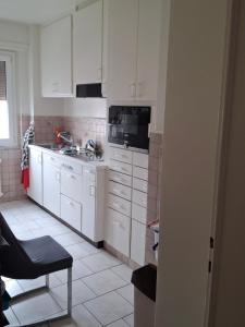 Кухня или мини-кухня в Appartement équipé à louer à Ecublens
