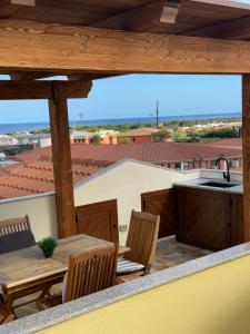 Un patio con mesa y sillas y una cocina. en IBIPORÃ terra bonita, en Valledoria
