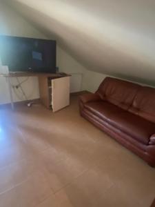 un salon avec un canapé et une télévision à écran plat dans l'établissement Vila Doda, à Eforie Nord 34 autres photos