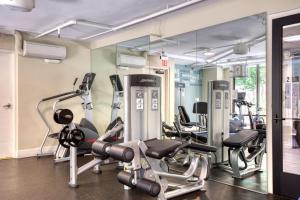 Fitness centrum a/nebo fitness zařízení v ubytování Blueground Pasadena pool nr Pasadena Park LAX-1391