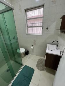 Ένα μπάνιο στο Canto do Forte - 1dorm - ate 6 Hospedes, recém reformado próximo a Av Gastronômica de melhores bares e restaurantes com musica ao vivo +19 φωτογραφίες