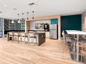 ロサンゼルスにあるBurbank 1BR w Pool Gym 10 min to Univ Studios LAX-575のテーブルと椅子と冷蔵庫のあるキッチン