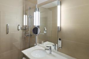 a bathroom with a sink and a mirror at Hotel du Nord Alster - auf der Uhlenhorst - SELF CHECK-IN in Hamburg +41 photos