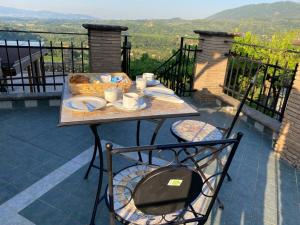 Μπαλκόνι ή βεράντα στο Hillside home with fantastic view - 7 beds - only 1h from Rome