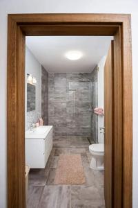 Ένα μπάνιο στο Ra Apartment