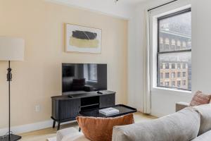 Televiisor ja/või meelelahutuskeskus majutusasutuses Blueground Midtown West washerdryer nr Central Park NYC-1876