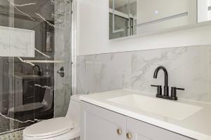 Vannituba majutusasutuses Blueground Midtown West washerdryer nr Central Park NYC-1876 +10 fotot