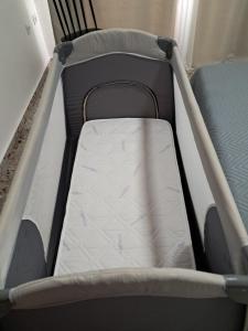 a small bed in a room with a mattress at Apartamento El Lago Dos, Cartagena Centro in Cartagena