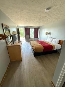 a hotel room with a bed and a television at Lakeview Inn in Reeds Spring