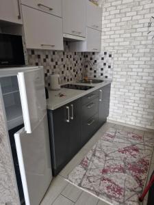 Kuchyň nebo kuchyňský kout v ubytování Квартира