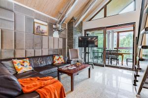 a living room with a couch and a tv at Rezydencja Wind Rose - luxury ApartHotel Gdansk in Gdańsk