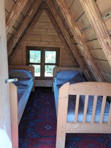 een kamer met twee stapelbedden in een hut bij Eco katun Kofiljača in Plav +6 foto's
