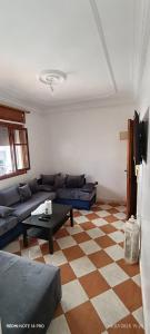 マルティルにあるbel appartement à martilのリビングルーム(ソファ付)、チェックフロア