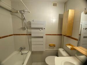un bagno con wc, lavandino e doccia di Maison de village aux Allues proche commerces et télécabine pour 6 pers. - FR-1-411-987 a Les Allues