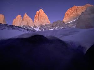 纳塔列斯港Joyon hostel的享有山脉和雪的美景