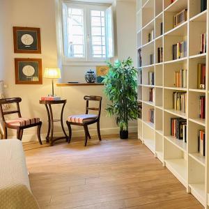 ピストイアにあるDuomo luxury loft Pistoiaの書棚付きのリビングルーム