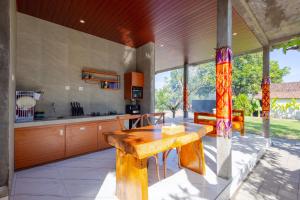 サヌールにあるBraya livingの部屋にある木製のテーブルのあるキッチン