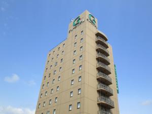 Un grand bâtiment avec un panneau en haut dans l'établissement Green Hotel Omagari, à Daisen